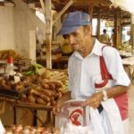 789111_in_a_cuban_marketplace[1]